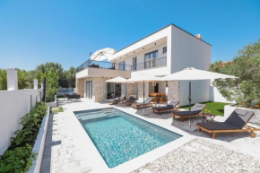 CROWONDER Villa Bura with Heated Swimming Pool